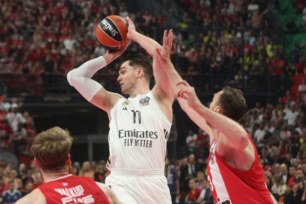 Olympiacos Piraeus v Real Madrid - EuroLeague Final ATHENS, GREECE - MAY 24: Real Madrid s Mario Hezonja (11) competes against Olympiacos Piraeus players during the EuroLeague Final Four championship game at OAKA Arena in Athens, Greece, on May 24, 2026. Ayhan Mehmet Anadolu Athens Greece. Editorial use only. Please get in touch for any other usage.  Copyright: x2026xAnadoluxAyhanxMehmetx