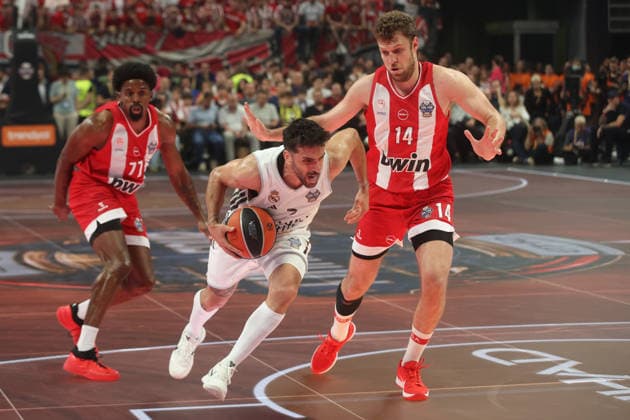 Olympiacos Piraeus v Real Madrid - EuroLeague Final ATHENS, GREECE - MAY 24: Olympiacos Piraeus Sasha Vezenkov (14) competes for the ball with Real Madrid s Facundo Campazzo (L) during the EuroLeague Final Four championship game at OAKA Arena in Athens, Greece, on May 24, 2026. Ayhan Mehmet Anadolu Athens Greece. Editorial use only. Please get in touch for any other usage.  Copyright: x2026xAnadoluxAyhanxMehmetx