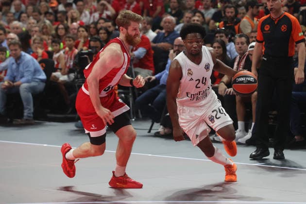 Olympiacos Piraeus v Real Madrid - EuroLeague Final ATHENS, GREECE - MAY 24: Olympiacos Piraeus Thomas Walkup (L) competes for the ball with Real Madrid s Andres Feliz (24) during the EuroLeague Final Four championship game at OAKA Arena in Athens, Greece, on May 24, 2026. Ayhan Mehmet Anadolu Athens Greece. Editorial use only. Please get in touch for any other usage.  Copyright: x2026xAnadoluxAyhanxMehmetx