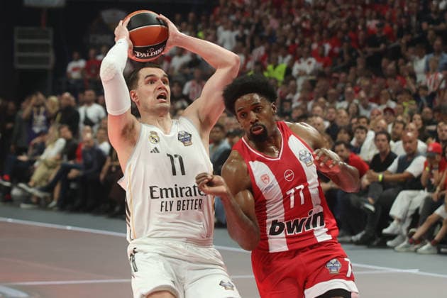 Olympiacos Piraeus v Real Madrid - EuroLeague Final ATHENS, GREECE - MAY 24: Olympiacos Piraeus Shaquielle McKissic (77) competes for the ball with Real Madrid s Mario Hezonja during the EuroLeague Final Four championship game at OAKA Arena in Athens, Greece, on May 24, 2026. Ayhan Mehmet Anadolu Athens Greece. Editorial use only. Please get in touch for any other usage.  Copyright: x2026xAnadoluxAyhanxMehmetx