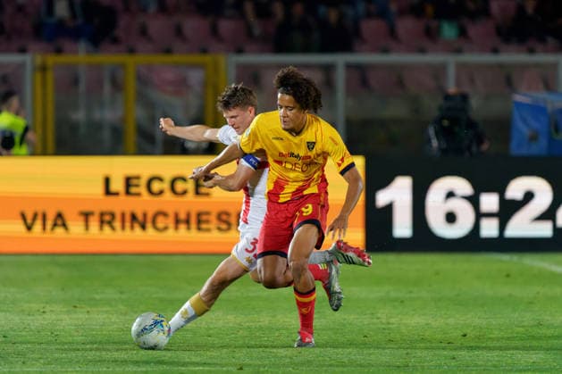 IPA85047219 - Morten Frendrup of Genoa CFC in action against Oumar Ngom of US Lecce during US Lecce vs Genoa CFC, Italian soccer Serie A match in Lecce, Italy, May 24 2026  Copyright: xEmmanuelexMastrodonato IPAxSportx xx 85047219