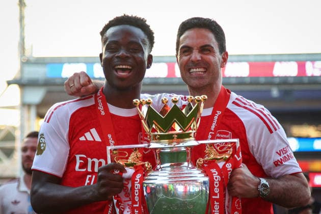 Premier League: Crystal Palace v Arsenal LONDON, UK - 24th May 2026: Bukayo Saka of Arsenal and Arsenal manager Mikel Arteta celebrate with the Premier League trophy after the Premier League match between Crystal Palace FC and Arsenal FC at Selhurst Park London Selhurst Park England United Kingdom Copyright: xCraigxMercerx xPeakxActionxPhotosx