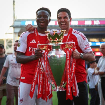 Premier League: Crystal Palace v Arsenal LONDON, UK - 24th May 2026: Bukayo Saka of Arsenal and Arsenal manager Mikel Arteta celebrate with the Premier League trophy after the Premier League match between Crystal Palace FC and Arsenal FC at Selhurst Park London Selhurst Park England United Kingdom Copyright: xCraigxMercerx xPeakxActionxPhotosx
