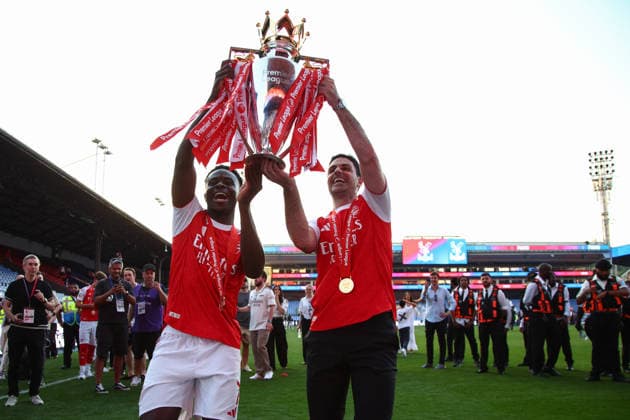 Premier League: Crystal Palace v Arsenal LONDON, UK - 24th May 2026: Bukayo Saka of Arsenal and Arsenal manager Mikel Arteta celebrate with the Premier League trophy after the Premier League match between Crystal Palace FC and Arsenal FC at Selhurst Park London Selhurst Park England United Kingdom Copyright: xCraigxMercerx xPeakxActionxPhotosx