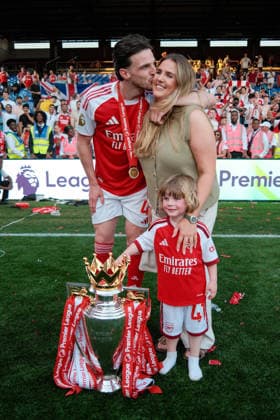 Crystal Palace v Arsenal 24 May 2026, London - Premier League Football - Crystal Palace v Arsenal - Declan Rice of Arsenal poses with his wife Lauren and son Jude - Photo: Jacques Feeney Offside. London UK *** Crystal Palace gegen Arsenal 24. Mai 2026, London Premier League Fußball Crystal Palace gegen Arsenal Declan Rice von Arsenal posiert mit seiner Frau Lauren und Sohn Jude Foto Jacques Feeney Abseits London UK  Copyright: xJacquesxFeeneyx xOffsidexOffside