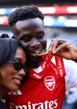 Crystal Palace gegen Arsenal 24. Mai 2026, London Premier League Fußball Crystal Palace gegen Arsenal Bukayo Saka von Arsenal mit seiner Siegermedaille Foto Jacques Feeney Abseits London UK  Copyright: xJacquesxFeeneyx xOffsidexOffside