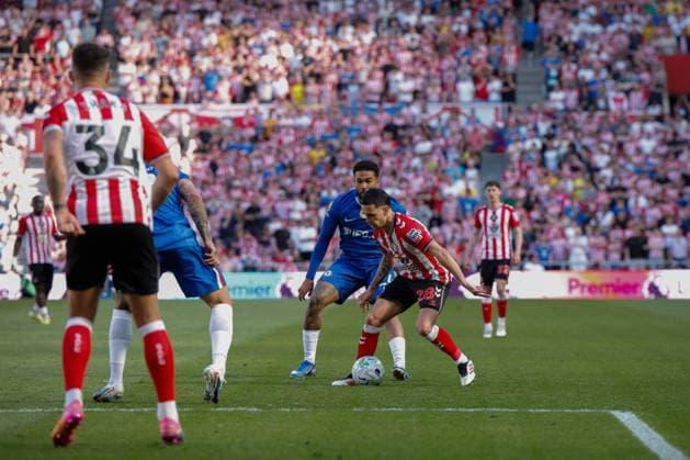 Sunderland v Chelsea, Premier League Enzo Le Fee of Sunderland is closed down by Reece James of Chelsea during the Sunderland v Chelsea Premier League match at the Stadium of Light, Sunderland, England on 24 May 2026 Credit: Craig Cowan Every Second Media Editorial use only. All images are copyright Every Second Media Limited. No images may be reproduced without prior permission. All rights reserved. Premier League and Football League images are subject to licensing agreements with Football DataCo Limited. see https: www.football-dataco.com Copyright: xIMAGO EveryxSecondxMediax ESM-2012-0182 CraigxCowanx xEveryxSecondxMediax