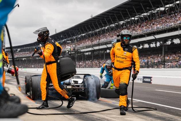 May 24, 2026, Speedway, Indiana, USA: The crew of NOLAN SIEGEL, driver of the No. 6 Chevrolet for Arrow McLaren, performs a pit stop during the 110th Indianapolis 500 at Indianapolis Motor Speedway. Speedway USA - ZUMAw173 20260524_zsp_w173_001 Copyright: xLukexWelshx