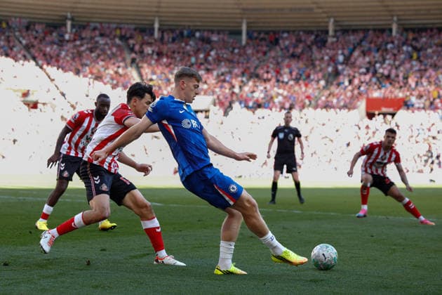 Sunderland v Chelsea, Premier League Liam Delap of Chelsea is closed down by Luke O™Nien of Sunderland during the Sunderland v Chelsea Premier League match at the Stadium of Light, Sunderland, England on 24 May 2026 Credit: Craig Cowan Every Second Media Editorial use only. All images are copyright Every Second Media Limited. No images may be reproduced without prior permission. All rights reserved. Premier League and Football League images are subject to licensing agreements with Football DataCo Limited. see https: www.football-dataco.com Copyright: xIMAGO EveryxSecondxMediax ESM-2012-0189 CraigxCowanx xEveryxSecondxMediax