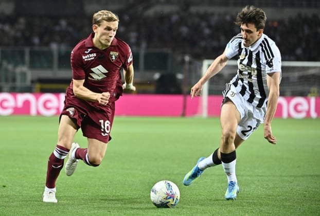 Torino v Juventus - Serie A TURIN, ITALY, MAY 24: Torino s Marcus Pedersen (L) fight for the ball with Juventus Andrea Cambiaso during the Italian serie A football match between Torino and Juventus at the stadio Olimpico Grande Torino in Turin, Italy, on May 24, 2026. Isabella Bonotto Anadolu Turin Italy. Editorial use only. Please get in touch for any other usage.  Copyright: x2026xAnadoluxIsabellaxBonottox