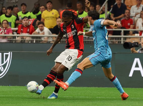 Foto IPP Roberto Bregani Milano 24-05-2026 Calcio Campionato di Serie A 2025 2026, Milan- Cagliari Nella foto Rafael Leao del Milan in azione contro Gabriele Zappa del Cagliari. Italy Photo Press World Copyright. italy ITALY  Copyright: xR4924_italyphotopressx
