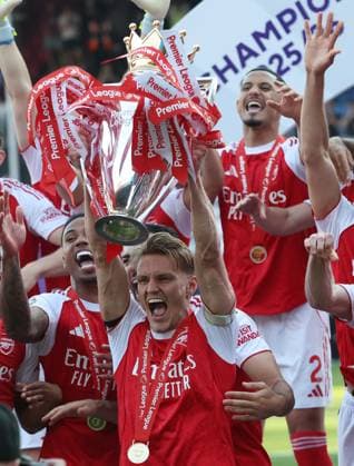 Premier League - Crystal Palace FC v Arsenal FC LONDON, ENGLAND, MAY 24: Martin Odegaard of Arsenal holds aloft the Premier League trophy in celebration after the Premier League match between Crystal Palace FC v Arsenal FC at Selhurst Park Stadium, London, England, on May 24. (Photo by Daniel Weir) London Selhurst Park Stadium England Copyright: xDanielxWeir SportsxPressxPhotox Sportspressphoto_154322