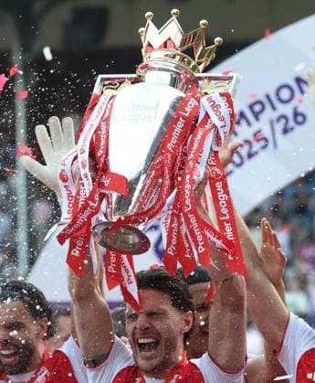 Premier League - Crystal Palace FC v Arsenal FC LONDON, ENGLAND, MAY 24: Declan Rice of Arsenal holds aloft the Premier League trophy in celebration after the Premier League match between Crystal Palace FC v Arsenal FC at Selhurst Park Stadium, London, England, on May 24. (Photo by Daniel Weir) London Selhurst Park Stadium England Copyright: xDanielxWeir SportsxPressxPhotox Sportspressphoto_154329