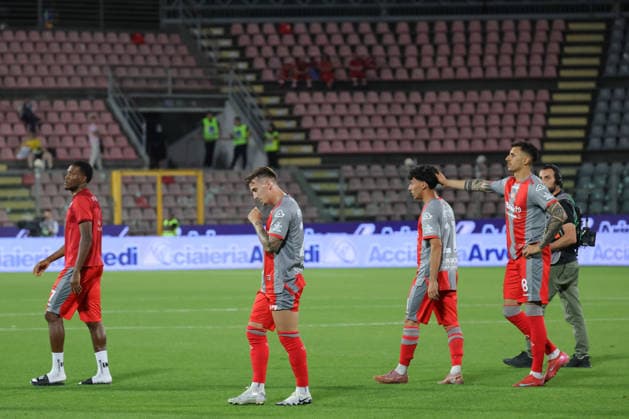 players of Cremonese show their dejection at the end of during the Serie A soccer match between Cremonese and Como at the Giovanni Zini Stadium in Cremona Italy - Sunday, 24 may 2026. - Soccer .  Copyright: xAlbertoxMariani LaPressex