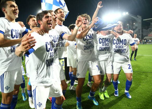 Como s player celebrates during the Serie A soccer match between Cremonese and Como at the Giovanni Zini in Cremona, north west Italy - Domenica , 24 Maggio 2026. - Soccer .  Copyright: xAlbertoxMariani LaPressex