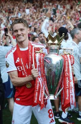 Premier League - Crystal Palace FC v Arsenal FC LONDON, ENGLAND, MAY 24: Martin Odegaard of Arsenal holds aloft the Premier League trophy in celebration during the Premier League match between Crystal Palace FC v Arsenal FC at Selhurst Park Stadium, London, England, on May 24. (Photo by Daniel Weir) London Selhurst Park Stadium England Copyright: xDanielxWeir SportsxPressxPhotox Sportspressphoto_154353