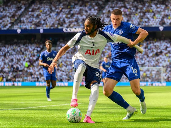 Tottenham Hotspur v Everton Premier League Djed Spence of Tottenham Hotspur and Vitaliy Mykolenko of Everton during the Premier League match at Tottenham Hotspur Stadium, London 24 05 2026 UK Newspapers OUT Copyright: xGraemexWilcocksonx FIL-23469-0074