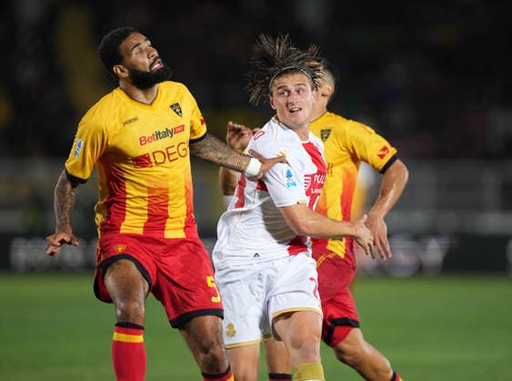 US Lecce v Genoa CFC - Serie A Lorenzo Colombo of CFC Genoa plays during the Serie A match between US Lecce and CFC Genoa in Lecce, Italy, on May 24, 2026. Lecce Italy  Copyright: xGabrielexMaricchiolox originalFilename:maricchiolo-usleccev260524_npZDl.jpg