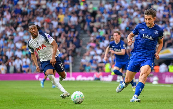 Tottenham Hotspur v Everton Premier League James Tarkowski of Everton passes the ball during the Premier League match at Tottenham Hotspur Stadium, London 24 05 2026 UK Newspapers OUT Copyright: xGraemexWilcocksonx FIL-23469-0090