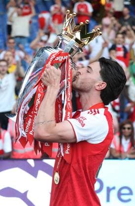 Premier League - Crystal Palace FC v Arsenal FC LONDON, ENGLAND, MAY 24: Declan Rice of Arsenal holds aloft and kisses the Premier League trophy in celebration during the Premier League match between Crystal Palace FC v Arsenal FC at Selhurst Park Stadium, London, England, on May 24. (Photo by Daniel Weir) London Selhurst Park Stadium England Copyright: xDanielxWeir SportsxPressxPhotox Sportspressphoto_154368