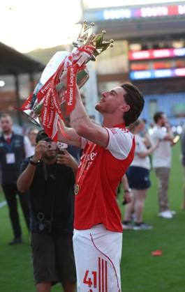 Premier League - Crystal Palace FC v Arsenal FC LONDON, ENGLAND, MAY 24: Declan Rice of Arsenal holds aloft the Premier League trophy in celebration during the Premier League match between Crystal Palace FC v Arsenal FC at Selhurst Park Stadium, London, England, on May 24. (Photo by Daniel Weir) London Selhurst Park Stadium England Copyright: xDanielxWeir SportsxPressxPhotox Sportspressphoto_154381