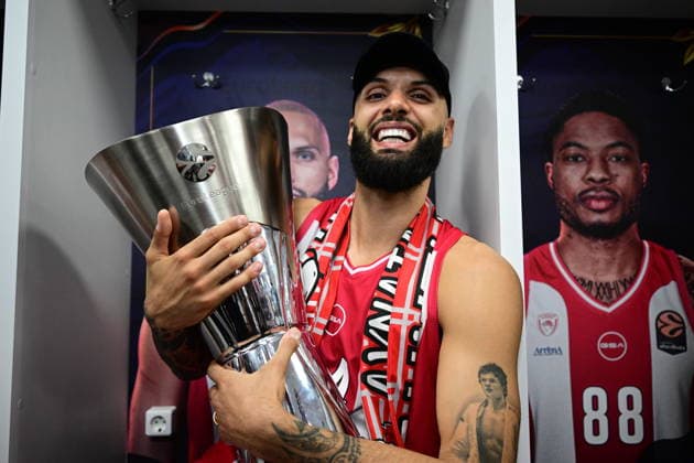 Olympiacos Piraeus v Real Madrid Euroleague Final Four Evan Fournier of Olympiacos posing with the trophy champion euroleague during the Euroleague match, Final Four, Final game between Olympiacos Piraeus v Real Madrid played at ATHENS Telekom Center Athens Stadium on May 24nd 2026 in Athens Greece Athens Greece Basketball Copyright: xAgenciaxLOFx