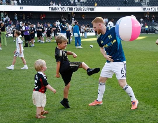 Harrison Reed of Fulham plays with some children and a beach ball Fulham v Newcastle United, Premier League, Football, Craven Cottage, London, UK - 24 May 2026London Craven Cottage United Kingdom EDITORIAL USE ONLY No use with unauthorised audio, video, data, fixture lists, club league logos or live services. Online in-match use limited to 120 images, no video emulation. No use in betting, games or single club league player publications.  Copyright: xMattxImpey Shutterstockx 16889842hy