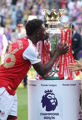 Premier League - Crystal Palace FC v Arsenal FC LONDON, ENGLAND, MAY 24: Bukayo Saka of Arsenal kisses the Premier League trophy in celebration during the Premier League match between Crystal Palace FC v Arsenal FC at Selhurst Park Stadium, London, England, on May 24. (Photo by Daniel Weir) London Selhurst Park Stadium England Copyright: xDanielxWeir SportsxPressxPhotox Sportspressphoto_154389