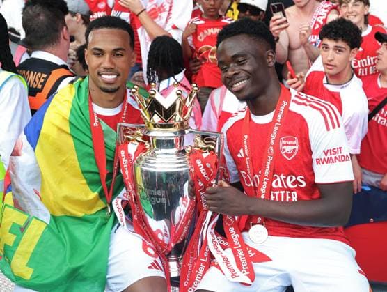 Premier League - Crystal Palace FC v Arsenal FC LONDON, ENGLAND, MAY 24: Gabriel of Arsenal & Bukayo Saka of Arsenal hold aloft the Premier League trophy in celebration during the Premier League match between Crystal Palace FC v Arsenal FC at Selhurst Park Stadium, London, England, on May 24. (Photo by Daniel Weir) London Selhurst Park Stadium England Copyright: xDanielxWeir SportsxPressxPhotox Sportspressphoto_154395