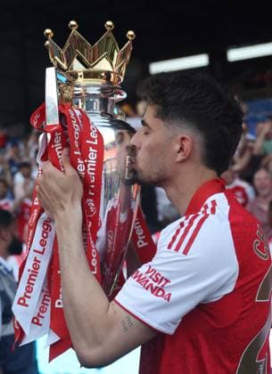 Premier League - Crystal Palace FC v Arsenal FC LONDON, ENGLAND, MAY 24: Kai Havertz of Arsenal kisses the Premier League trophy in celebration during the Premier League match between Crystal Palace FC v Arsenal FC at Selhurst Park Stadium, London, England, on May 24. (Photo by Daniel Weir) London Selhurst Park Stadium England Copyright: xDanielxWeir SportsxPressxPhotox Sportspressphoto_154399