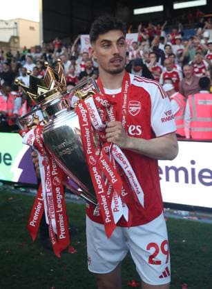 Premier League - Crystal Palace FC v Arsenal FC LONDON, ENGLAND, MAY 24: Kai Havertz of Arsenal holds aloft the Premier League trophy in celebration during the Premier League match between Crystal Palace FC v Arsenal FC at Selhurst Park Stadium, London, England, on May 24. (Photo by Daniel Weir) London Selhurst Park Stadium England Copyright: xDanielxWeir SportsxPressxPhotox Sportspressphoto_154400