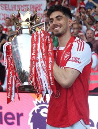 Premier League - Crystal Palace FC v Arsenal FC LONDON, ENGLAND, MAY 24: Kai Havertz of Arsenal holds aloft the Premier League trophy in celebration during the Premier League match between Crystal Palace FC v Arsenal FC at Selhurst Park Stadium, London, England, on May 24. (Photo by Daniel Weir) London Selhurst Park Stadium England Copyright: xDanielxWeir SportsxPressxPhotox Sportspressphoto_154405