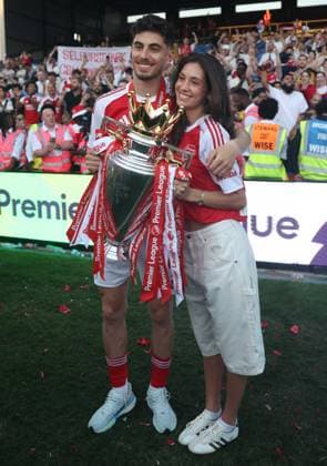 Premier League - Crystal Palace FC v Arsenal FC LONDON, ENGLAND, MAY 24: Kai Havertz of Arsenal & Sophia Havertz hold aloft the Premier League trophy in celebration during the Premier League match between Crystal Palace FC v Arsenal FC at Selhurst Park Stadium, London, England, on May 24. (Photo by Daniel Weir) London Selhurst Park Stadium England Copyright: xDanielxWeir SportsxPressxPhotox Sportspressphoto_154406