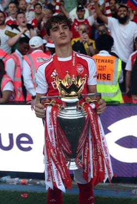 Premier League - Crystal Palace FC v Arsenal FC LONDON, ENGLAND, MAY 24: Max Dowman of Arsenal holds aloft the Premier League trophy in celebration during the Premier League match between Crystal Palace FC v Arsenal FC at Selhurst Park Stadium, London, England, on May 24. (Photo by Daniel Weir) London Selhurst Park Stadium England Copyright: xDanielxWeir SportsxPressxPhotox Sportspressphoto_154408