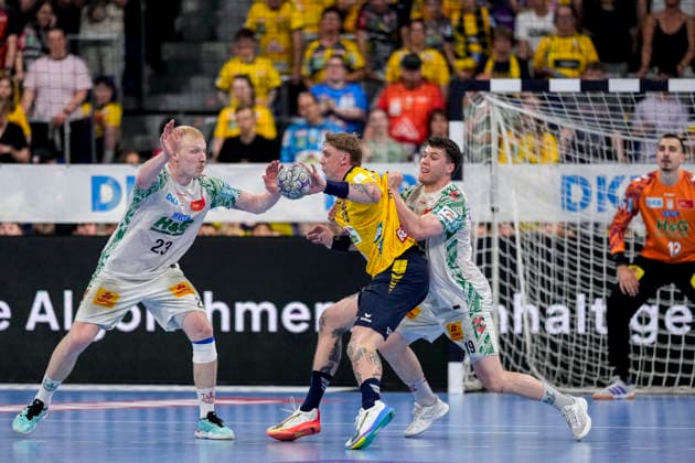 from left Magnus Saugstrup SCM, 23 , Edwin Aspenbäck RNL, 78 , Elvar Örn Jonsson SCM, 19 , duel, duel, tackle, tackling, dynamics, action, action, 24 05 2026, Mannheim Germany , Handball, Bundesliga, Rhein Neckar Löwen SC Magdeburg xozx