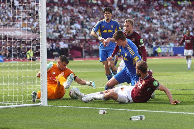 West Ham gegen Leeds 24. Mai 2026, London Premier League Fußball West Ham United gegen Leeds United Torhüter Karl Darlow von Leeds United, Jaka Bijol von Leeds United und Tomas Soucek von West Ham United kämpfen um den Ball Foto Charlotte Wilson Abseits London UK  Copyright: xCharlottexWilsonx xOffsidexOffside