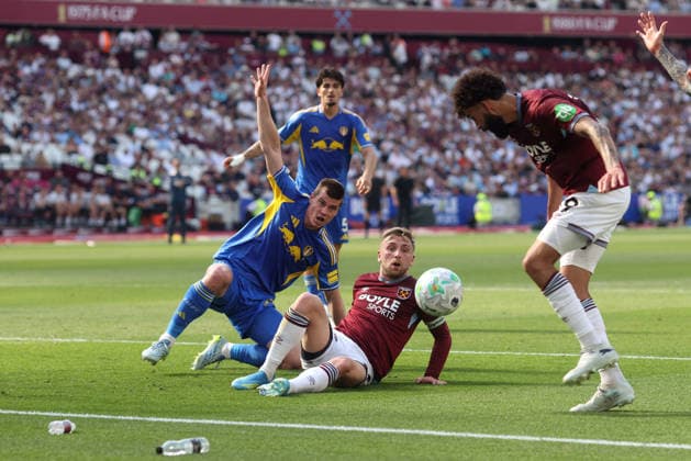 West Ham gegen Leeds 24. Mai 2026, London Premier League Fußball West Ham United gegen Leeds United Jaka Bijol von Leeds United und Jarrod Bowen von West Ham United sehen zu, wie Pablo von West Ham United zum Schuss kommt Foto Charlotte Wilson Abseits London UK  Copyright: xCharlottexWilsonx xOffsidexOffside