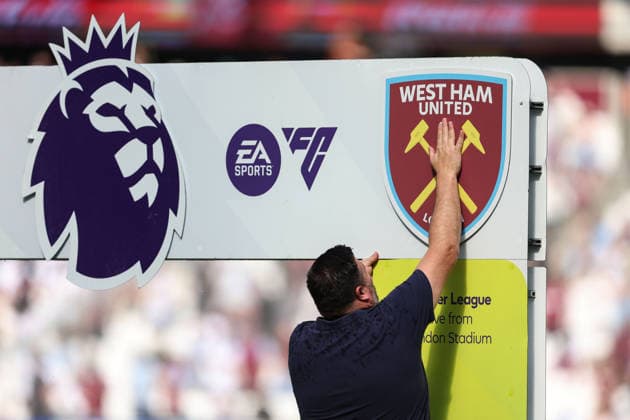 West Ham gegen Leeds 24. Mai 2026, London Premier League Fußball West Ham United gegen Leeds United Ein Mitglied des Platzpersonals versammelt sich zum Premier League Bogen mit dem West Ham United Abzeichen Foto Charlotte Wilson Offside London UK  Copyright: xCharlottexWilsonx xOffsidexOffside
