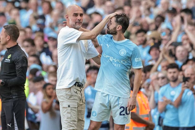 Manchester City v Aston Villa - Premier League Pep Guardiola, manager of Manchester City, embraces Bernardo Silva of Manchester City after he is substituted off during the Premier League match between Manchester City and Aston Villa at Etihad Stadium in Manchester, United Kingdom, on May 24, 2026. Manchester Greater Manchester United, ManU Kingdom  Copyright: xNewsxImagesx originalFilename:cosgrove-premierl260524_npL5W.jpg