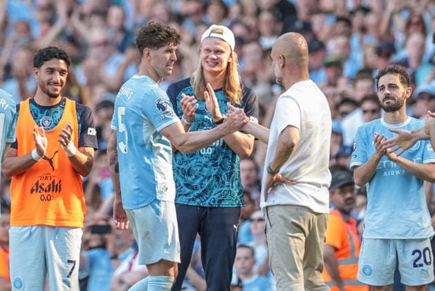 Manchester City v Aston Villa - Premier League John Stones of Manchester City shakes hands with manager Pep Guardiola after leaving the field to a standing ovation as fans sing, Jonny Stones , during the Premier League match between Manchester City and Aston Villa at Etihad Stadium in Manchester, United Kingdom, on May 24, 2026. Manchester Greater Manchester United, ManU Kingdom  Copyright: xNewsxImagesx originalFilename:cosgrove-premierl260524_npzdX.jpg
