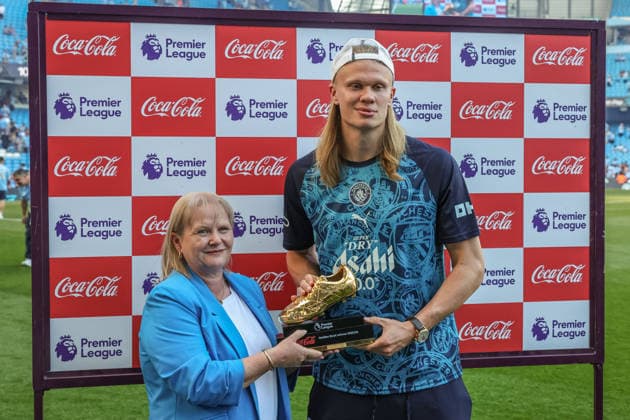 Manchester City v Aston Villa - Premier League Erling Haaland of Manchester City receives the Golden Boot winner 2025 26 trophy during the Premier League match between Manchester City and Aston Villa at Etihad Stadium in Manchester, United Kingdom, on May 24, 2026. Manchester Greater Manchester United, ManU Kingdom  Copyright: xNewsxImagesx originalFilename:cosgrove-premierl260524_npFjt.jpg