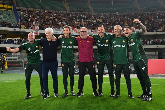IPA85050246 - Gianpiero Gasperini coach of Roma and hi technical staff celebrate the victory during Hellas Verona FC vs AS Roma, Italian soccer Serie A match in Verona, Italy, May 24 2026  Copyright: xAlessioxTarpini IPAxSportx xx 85050246