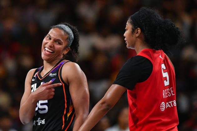COLLEGE PARK, GA - MAY 24: Phoenix forward Alyssa Thomas (25) shares a laugh with Atlanta forward Angel Reese (5) during the WNBA, Basketball Damen, USA game between the Phoenix Mercury and the Atlanta Dream on May 24th, 2026 at Gateway Center Arena in College Park, GA. (Photo by Rich von Biberstein Icon Sportswire) WNBA: MAY 24 Phoenix Mercury at Atlanta Dream EDITORIAL USE ONLY Icon260524028