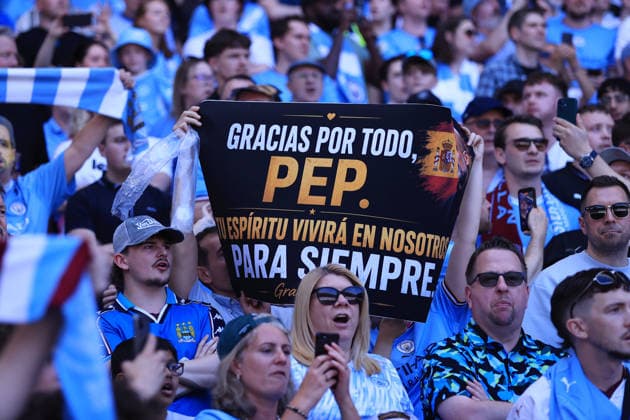 Fußball Premier League Manchester City gegen Aston Villa 24. Mai 2026 Premier League Manchester City gegen Aston Villa Manchester City-Fans zeigen vor dem Spiel ein Transparent, auf dem sie Manchester City-Manager Pep Guardiola für seine Zeit beim Verein danken Foto Simon Stacpoole Offside Manchester UK  Copyright: xSimonxStacpoolexOffside