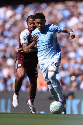 Fußball Premier League Manchester City gegen Aston Villa 24. Mai 2026 Premier League Manchester City gegen Aston Villa Savinho von Manchester City kämpft mit Leon Bailey von Aston Villa Foto Simon Stacpoole Abseits Manchester UK  Copyright: xSimonxStacpoolexOffside