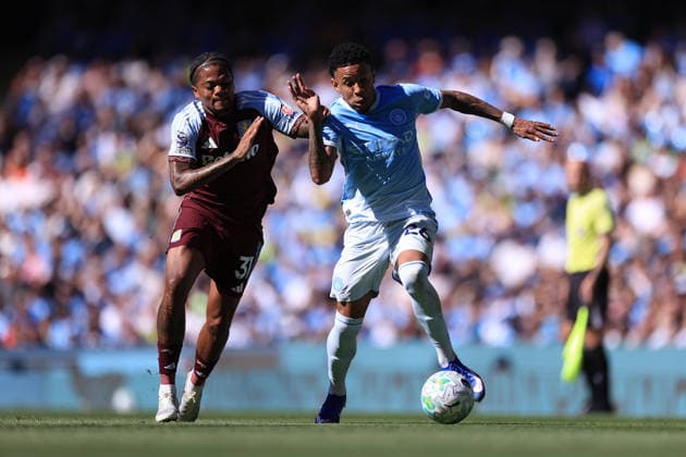 Fußball Premier League Manchester City gegen Aston Villa 24. Mai 2026 Premier League Manchester City gegen Aston Villa Leon Bailey von Aston Villa im Zweikampf mit Savinho von Manchester City Foto Simon Stacpoole Abseits Manchester UK  Copyright: xSimonxStacpoolexOffside