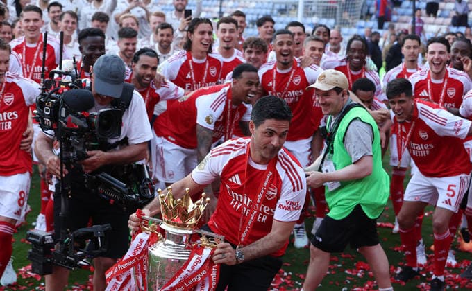 24th May 2026; Selhurst Park, Selhurst, London, England; Premier League Football, Crystal Palace versus Arsenal; Arsenal manager Mikel Arteta brings the Premier League trophy towards the fans KatiexChan
