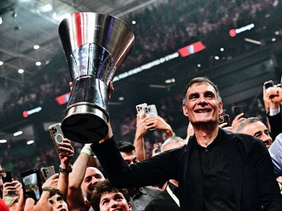 EuroLeague Basketball Final 4 - Champions Game, Olympiacos Piraeus vs Real Madrid - Georgios Bartzokas, Head Coach of Olympiacos Piraeus lift the trophy and celebrate during the Trophy Ceremony of the 2026 EuroLeague Championship Game Olympiacos Piraeus vs Real Madrid at Telekom Center Athens on May 24, 2026 in Athens, Greece. ATHENS Greece Copyright: xOnexInchxProductionsx 6982403