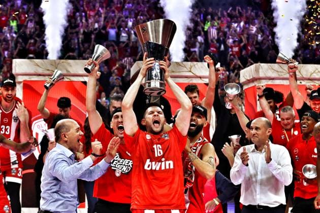 EuroLeague Basketball Final 4 - Champions Game, Olympiacos Piraeus vs Real Madrid - Players of Olympiacos Piraeus lift the trophy and celebrate during the Trophy Ceremony of the 2026 EuroLeague Championship Game Olympiacos Piraeus vs Real Madrid at Telekom Center Athens on May 24, 2026 in Athens, Greece. ATHENS Greece Copyright: xOnexInchxProductionsx 6982330