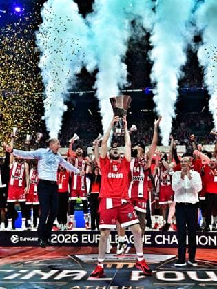 EuroLeague Basketball Final 4 - Champions Game, Olympiacos Piraeus vs Real Madrid - Players of Olympiacos Piraeus lift the trophy and celebrate during the Trophy Ceremony of the 2026 EuroLeague Championship Game Olympiacos Piraeus vs Real Madrid at Telekom Center Athens on May 24, 2026 in Athens, Greece. ATHENS Greece Copyright: xOnexInchxProductionsx 6982367